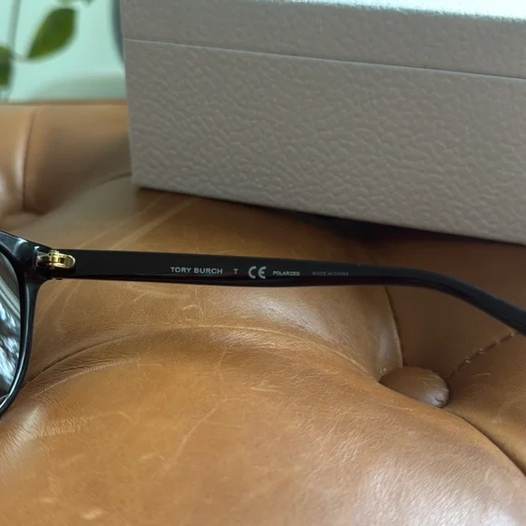 Tory Burch TY7106 Sunglasses
Black Frame, Dark Brown Gradient - Picture 4 of 6